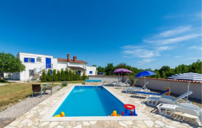 Amazing Apartment In Trget With Wifi
